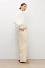 Pantalón sastrero de corte recto y tiro medio, en color beige claro, con presillas para cinto y bolsillos funcionales.