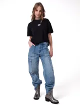 Remera de algodón color negro con cuello redondo y mangas cortas. Presenta un pequeño gráfico estampado en el lado izquierdo del pecho y una etiqueta con el logo de la marca en el dobladillo inferior.