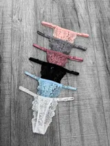 Pack de seis tangas de encaje de tiro bajo en colores rosa, gris, lila, negro, celeste y blanco.