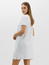 Camisón corto René Rofé de corte recto y textura acanalada, color blanco con estampado floreado en tonos celestes. Con mangas cortas, escote redondo y pechera frontal con abotonadura parcial.