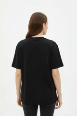 Remera oversize de algodón color gris oscuro, con cuello redondo, mangas cortas y estampado lateral en tonos claros de cadenas y una llave.