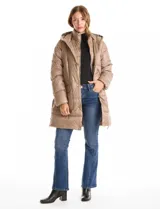 Campera puffer larga de color marrón oscuro, con diseño capitoneado de costuras horizontales. Presenta un sistema de cierre doble con pechera interna fija con cierre y cuello alto, y cierre frontal exterior con botones a presión. Incluye bolsillos frontales amplios, capucha fija y cierres laterales en el ruedo para mayor movilidad.