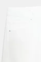 Jeans de tiro medio con corte baggy, cinco bolsillos y bajo con dobladillo. Cierre frontal con cremallera y botón metálico.