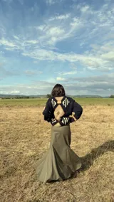 Falda larga de tiro alto confeccionada en tweed con estampado de cuadros pequeños. Presenta un corte amplio con godets que aportan volumen y movimiento, y cierre invisible lateral.