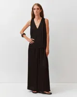 Top Diega sin mangas, color negro, confeccionado con mezcla de viscosa fluida, con escote en V y diseño evasé.