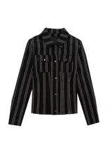 Camisa de manga larga confeccionada en popelina de algodón, con diseño de rayas verticales en tonos oscuros. Presenta cuello clásico, cierre frontal con botones metálicos y dos bolsillos frontales con solapa.