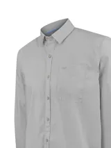 Camisa de manga larga RKF modelo Galiton, color gris, de calce regular y cuello camisero. Confeccionada en popelina de algodón orgánico, cuenta con botones de efecto madera, un bolsillo en el pecho con logo bordado y tiras para ajustar las mangas.