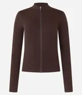 Campera deportiva Get Over de corte ajustado, color marrón, confeccionada en poliamida y elastano con textura acanalada, cuello alto y cierre frontal por cremallera.