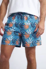 Short de baño con cintura elástica y cordón ajustable, confeccionado en tela ligera de secado rápido. Presenta un estampado botánico integral en tonos amarillos, blancos y azules, con dos bolsillos delanteros y uno posterior.