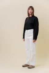 Jean de corte recto y tiro medio en color crudo. Cuenta con diseño clásico de cinco bolsillos, cierre frontal con botón y cremallera, y pasacintos.