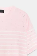 Top de punto de manga corta y cuello redondo, de color rosado con rayas horizontales blancas y aplicación de lentejuelas brillantes en toda la prenda.