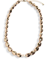 Collar de eslabones redondeados con acabado metálico dorado y una perla central, con cadena de alargue ajustable.