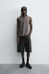 Musculosa gris de corte holgado con cuello redondo y sisa ancha.