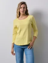 Remera de algodón negra, de corte clásico, con mangas tres cuartos y cuello redondo.