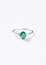 Anillo de plata 925 con piedra central de zirconia en corte oval color verde y detalles de pequeñas zirconias blancas a los lados.