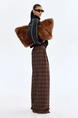 Pantalón sastrero de corte holgado y pierna ancha, con diseño a cuadros en tonos marrones. Presenta pinzas frontales, cintura estándar con cierre oculto, bolsillos laterales al bies y bolsillos traseros insertados.