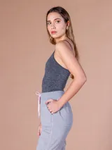 Musculosa negra de bretel fino y corte ajustado.