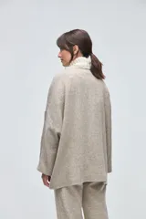 Saco oversized de lana fina sin teñir, con cuello tejido en contraste y diseño amplio sin forro.