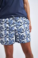 Short de baño con estampado de ondas en tonos azules, cintura elástica con cordón ajustable, bolsillos laterales y bolsillo trasero. Incluye suspensor interno y logo bordado.