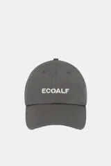 Gorra de seis paneles modelo Ecoalf, color beige, confeccionada en algodón orgánico con visera curva y logo de la marca bordado en el frente.