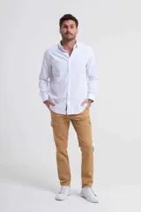Camisa blanca de manga larga con cuello mao.