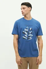 Remera de manga corta color azul, con estampado frontal de hojas en tonos grises y negros, y texto "Organiques Les Formes Brooksfield Italy".