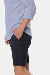 Bermuda clásica de color beige, confeccionada en una mezcla de algodón y spandex para mayor flexibilidad y comodidad.