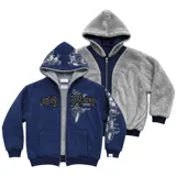 Campera reversible con cierre frontal. Un lado confeccionado en algodón azul marino con estampa plastisol, bordados con apliques y capucha. El otro lado presenta un diseño de polar de pelo largo en color gris. Posee corte oversize, puños y ruedo acanalados.