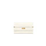 Billetera corta de símil cuero color beige, con solapa frontal, broche a presión y detalles metálicos dorados con el logo de la marca.
