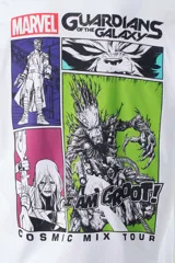 Remera blanca de manga corta con estampa rectangular de los Guardianes de la Galaxia en el frente.