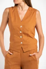 Chaleco de corte sastre con escote en V y cierre frontal de botones. Presenta un diseño sin mangas, entallado al cuerpo, confeccionado en una mezcla de lino y viscosa.
