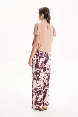 Pantalón de viscosa con estampado animal print tipo cebra, corte recto y cintura elastizada.