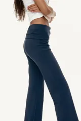 Pantalón de punto de algodón suave, color azul marino, con cintura ancha plegable y piernas rectas con bajo acampanado.