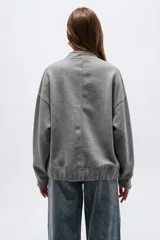 Campera bomber negra de manga larga, con cierre frontal y bolsillos.