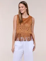 Blusa sin mangas de gamuza sintética marrón, con cuello redondo y diseño recto. Presenta detalles de perforaciones con patrones circulares en la parte frontal y flecos largos en el ruedo.