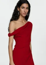 Vestido largo de fiesta color rojo, con escote asimétrico y diseño drapeado.