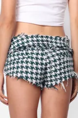 Microshort tiro bajo con estampado pata de gallo en tonos verdes y blancos.