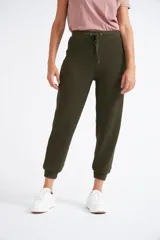 Pantalón tipo jogging de tejido rib color verde militar, con cintura elástica con cordón ajustable y puños en los tobillos.