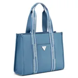 Cartera Guess modelo Jackie Denim, de color celeste con acabado texturizado. Cuenta con doble asa de hombro con tiras decorativas estampadas con el logo de la marca, bolsillo frontal y detalle del logo triangular metálico en el centro.