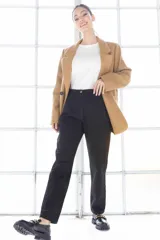 Pantalón negro de vestir, de corte recto, con bolsillos laterales y traseros. Se ajusta a la cintura con botón y cierre.