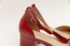 Sandalias negras de cuero con plataforma y taco ancho.