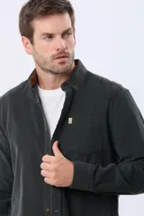 Camisa de manga larga confeccionada en pana fina de algodón, con cuello camisero, cierre frontal de botones y un bolsillo aplicado en el pecho.