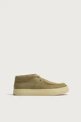 Zapato de cordones de estilo casual, confeccionado en piel con acabado de serraje en color tostado. Presenta detalle de bordón en el empeine, horma redonda y suela plana de goma en tono contrastante.