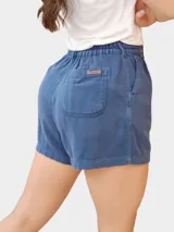 Short azul de lino con cintura elastizada, bolsillos laterales y trasero.
