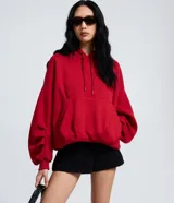 Short de sastre negro de tiro medio, confeccionado en crepé con caída estructurada y diseño evasé.