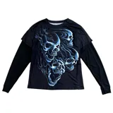 Remera de manga larga con diseño de doble capa, color negro con estampado frontal de calaveras en tonos azulados y efecto de llamas.