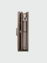 Billetera compacta de cuero color gris topo, con diseño minimalista y logo J Marc en relieve en la parte frontal.