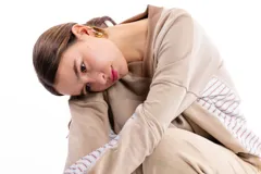 Buzo de calce relajado confeccionado en una mezcla de algodón y cáñamo. Presenta un diseño con cortes estructurales en el cuerpo y las mangas, destacando paneles laterales con estampado de rayas. Cuenta con cuello redondo, puños y cintura tejidos en ribb, ofreciendo una textura suave y versátil.