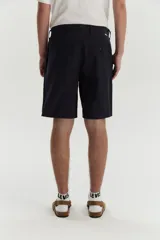 Bermuda de gabardina color azul marino, corte recto, con bolsillos laterales y traseros.