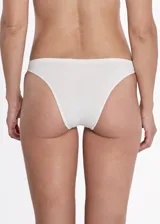 Bombacha tipo vedetina confeccionada en microfibra sin costuras, con refuerzo interior de algodón.